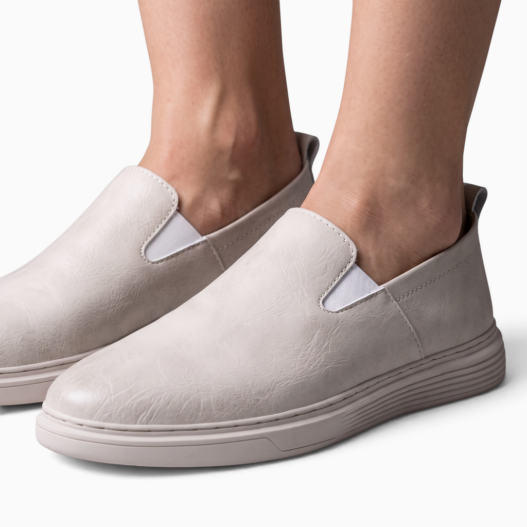 Mocassin Paris homme en cuir beige à semelle souple et inserts élastiques pour un style décontracté