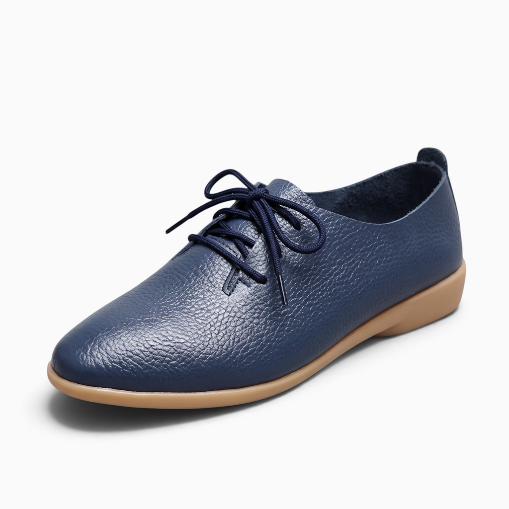 Mocassin femme Mocassin Paris en cuir bleu grainé à bout pointu et lacets, avec semelle plate en caoutchouc beige.