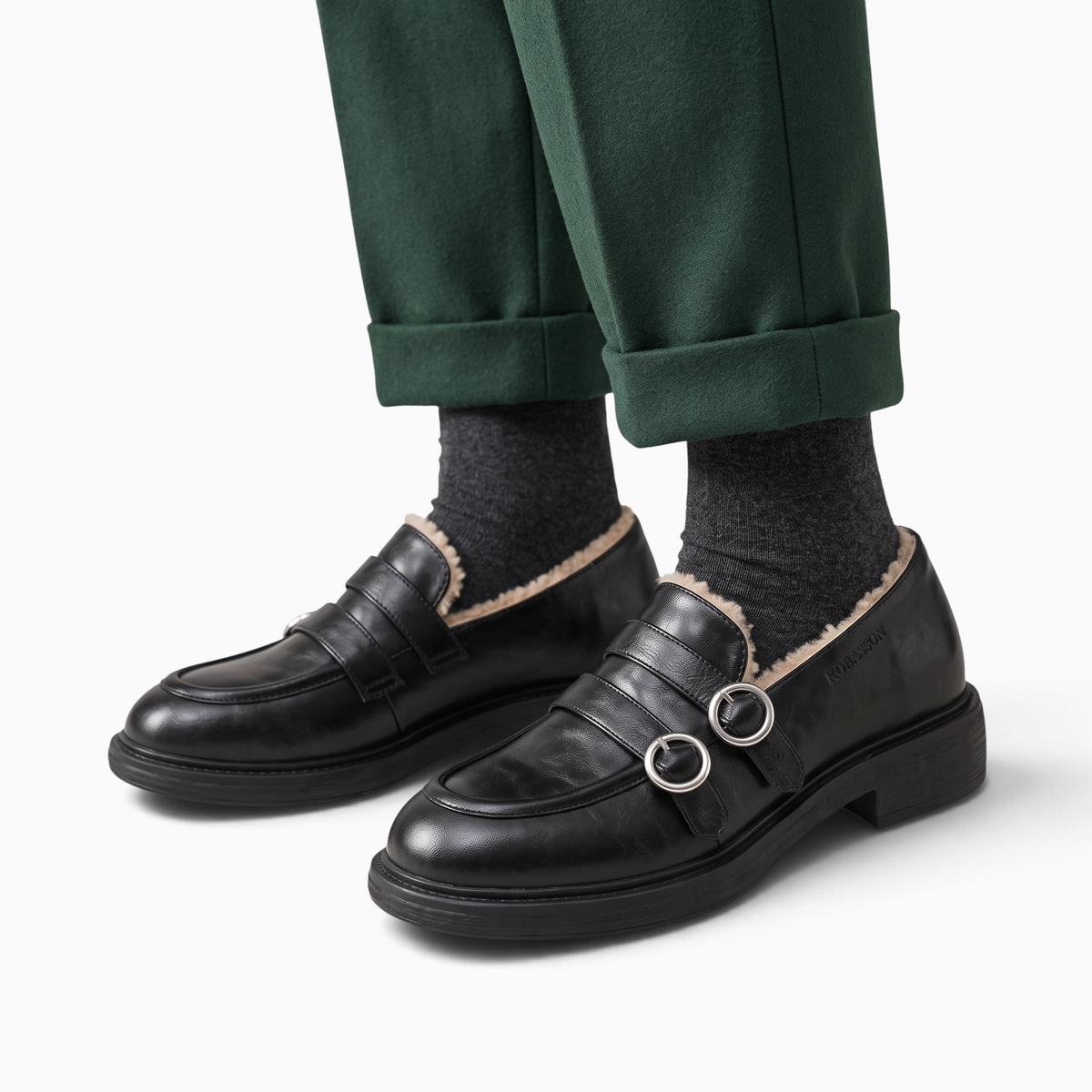 Mocassin Paris femme en cuir noir avec doublure fourrée, double boucle métallique et semelle en caoutchouc