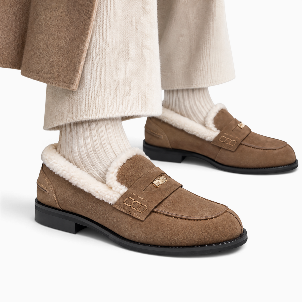 Mocassin Paris femme en daim marron avec doublure en laine de mouton blanche, bout rond et détail métallique doré