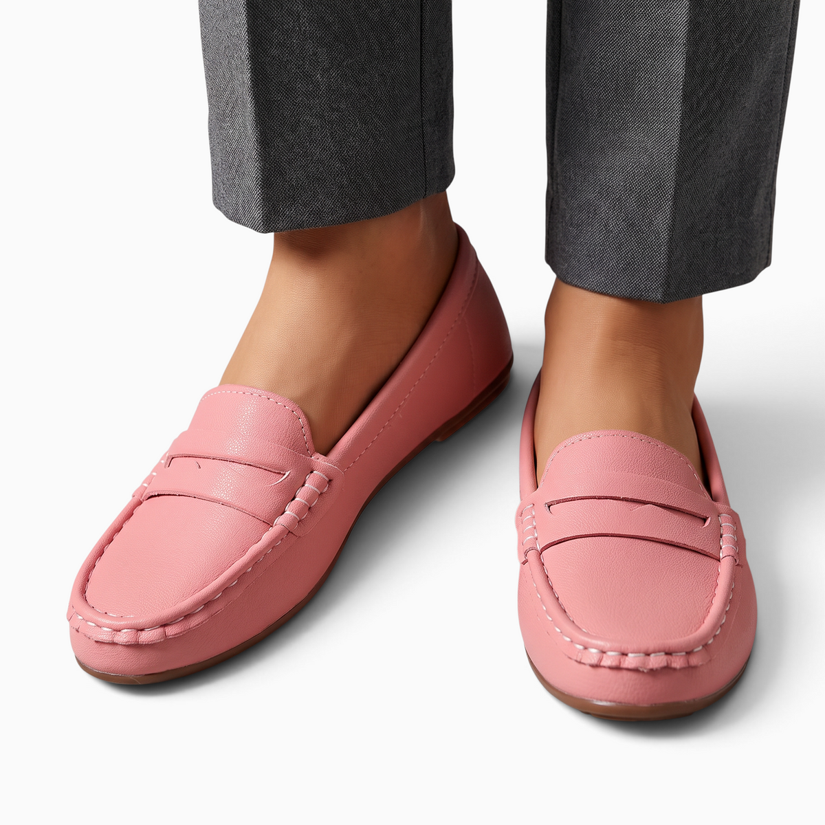 Mocassin Paris femme rose en matière synthétique avec bout rond et semelle plate, porté avec un pantalon gris