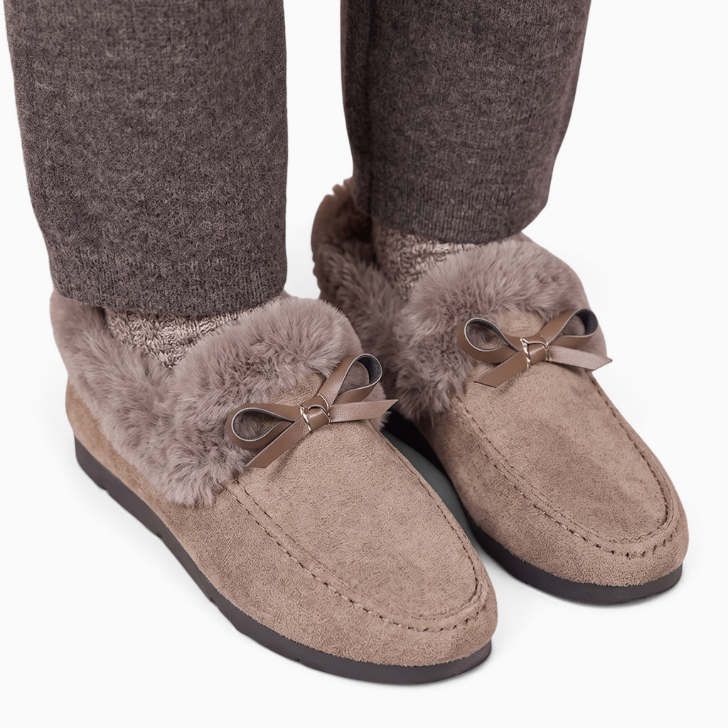Mocassin Paris femme en tissu beige avec doublure polaire, bordure en fausse fourrure et détail de nœud décoratif