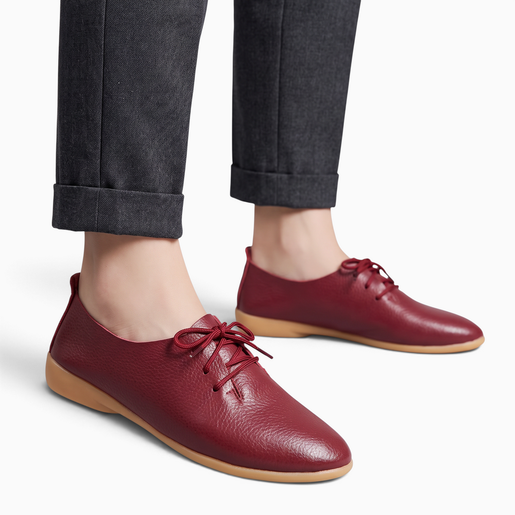 Mocassin Paris femme en cuir rouge bordeaux à bout pointu et lacets portés avec un pantalon gris