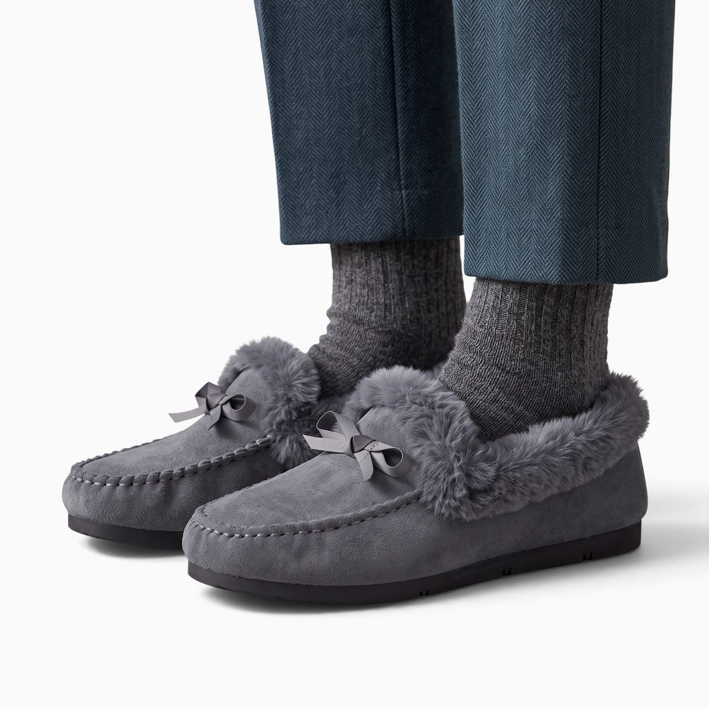 Mocassin Paris femme gris en tissu avec doublure polaire, finition fourrure et nœud décoratif porté avec chaussettes