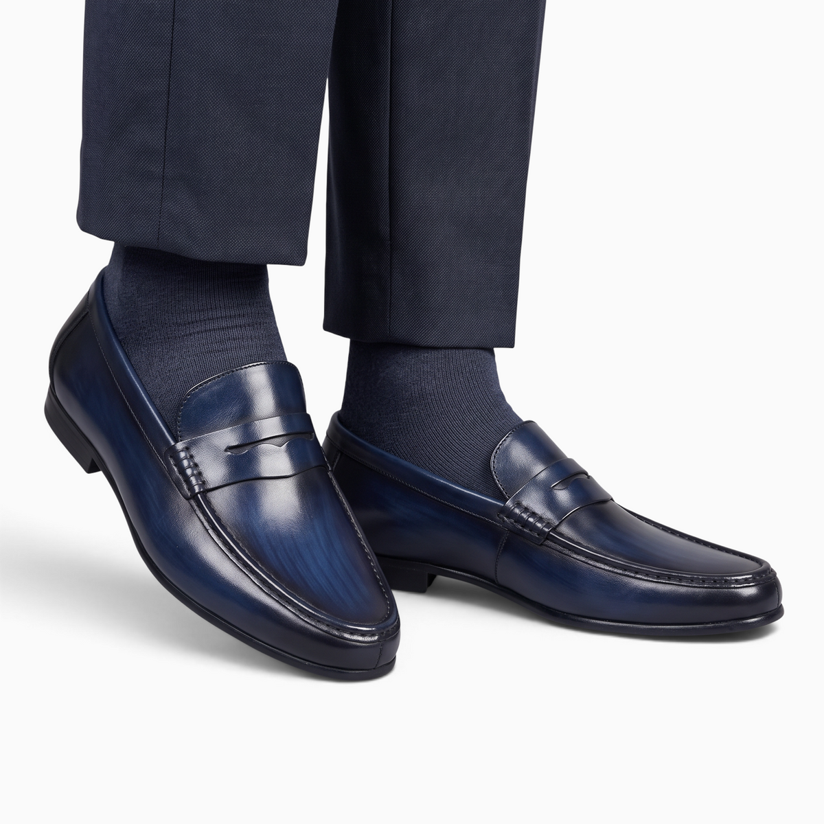 Mocassin Paris homme en cuir bleu patiné avec semelle en caoutchouc, porté avec un pantalon de costume sombre