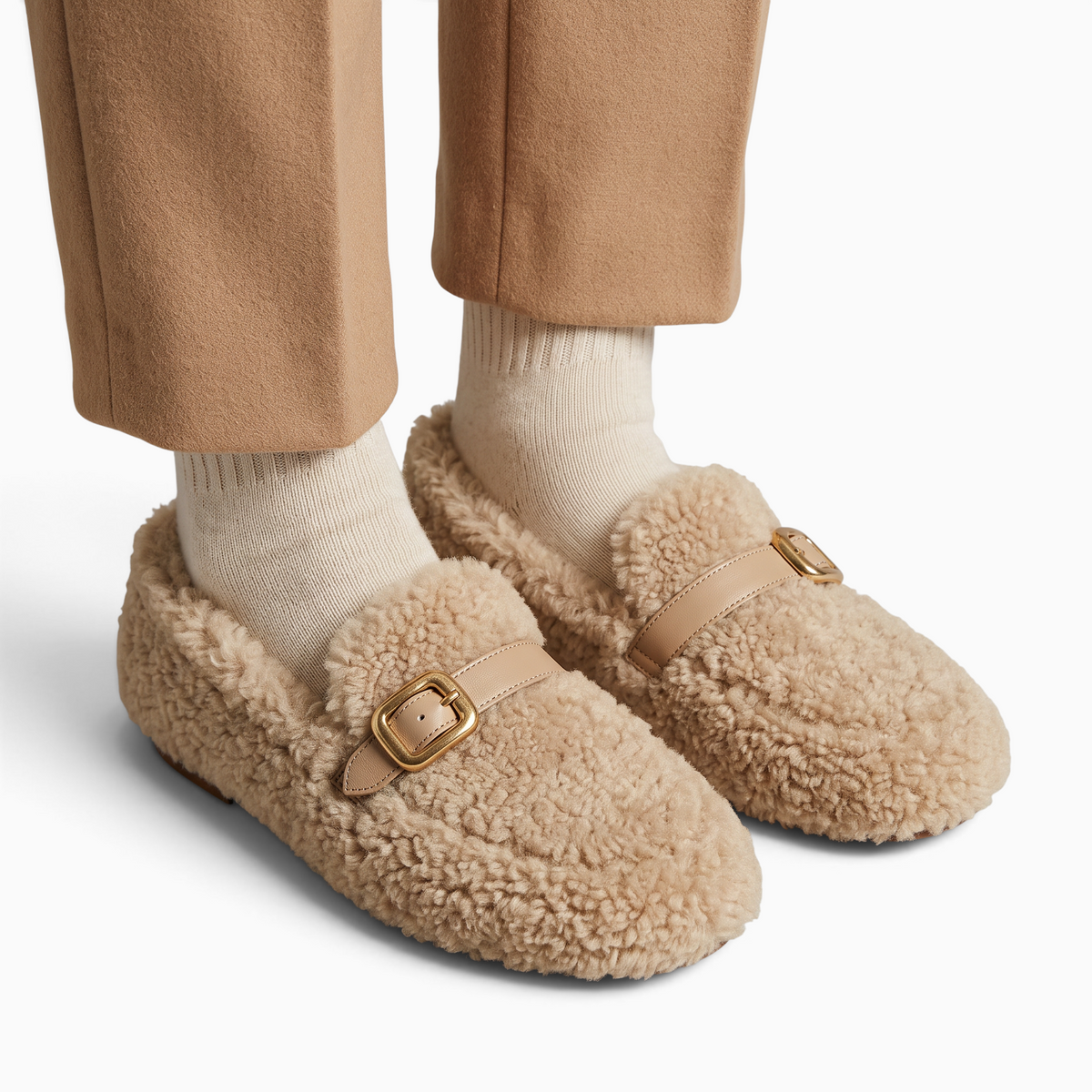 Mocassin Paris femme fourré beige à plateforme avec boucle dorée porté avec des chaussettes en laine