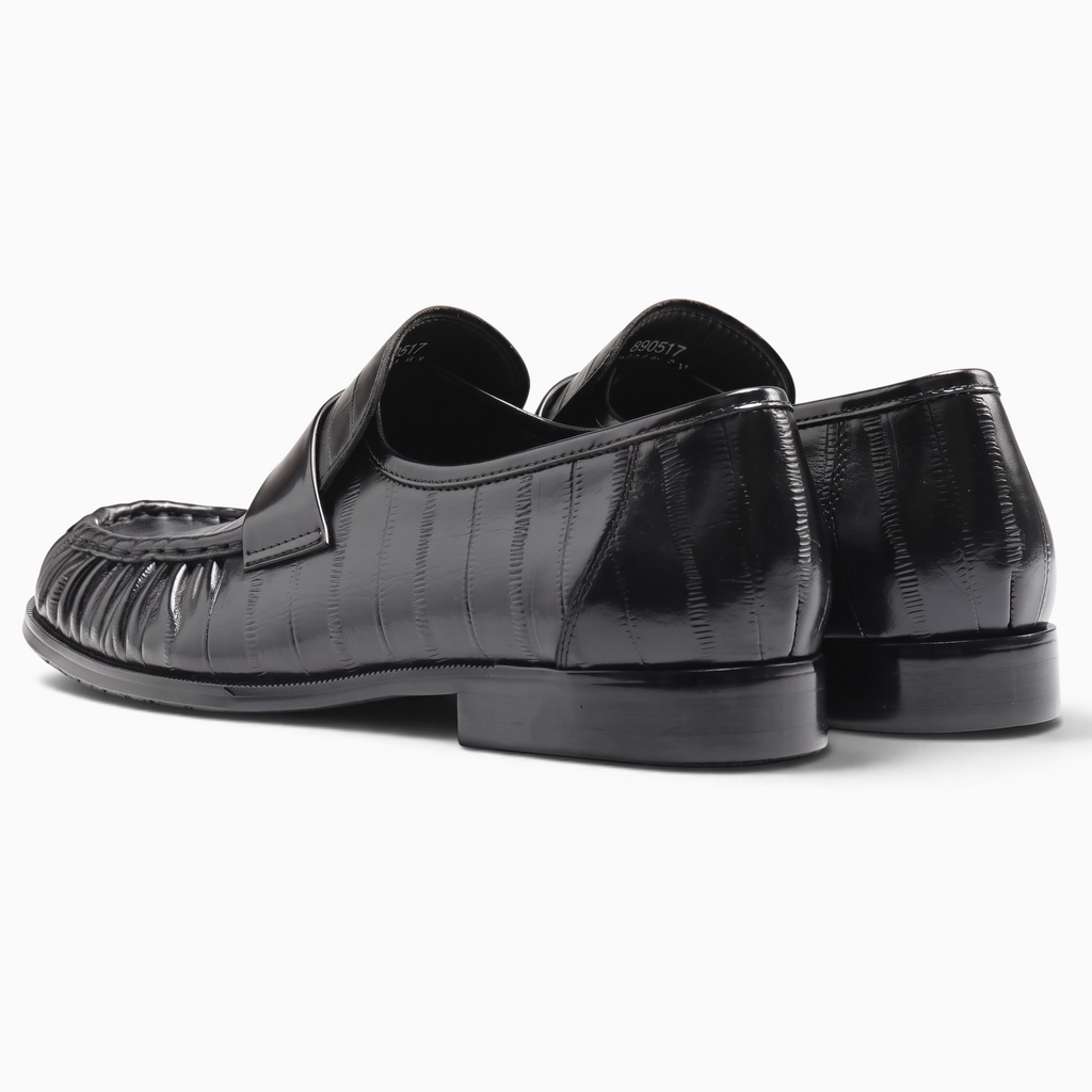 Mocassin Paris homme en cuir noir avec motif texturé et semelle en caoutchouc, vue arrière sous un angle élégant.