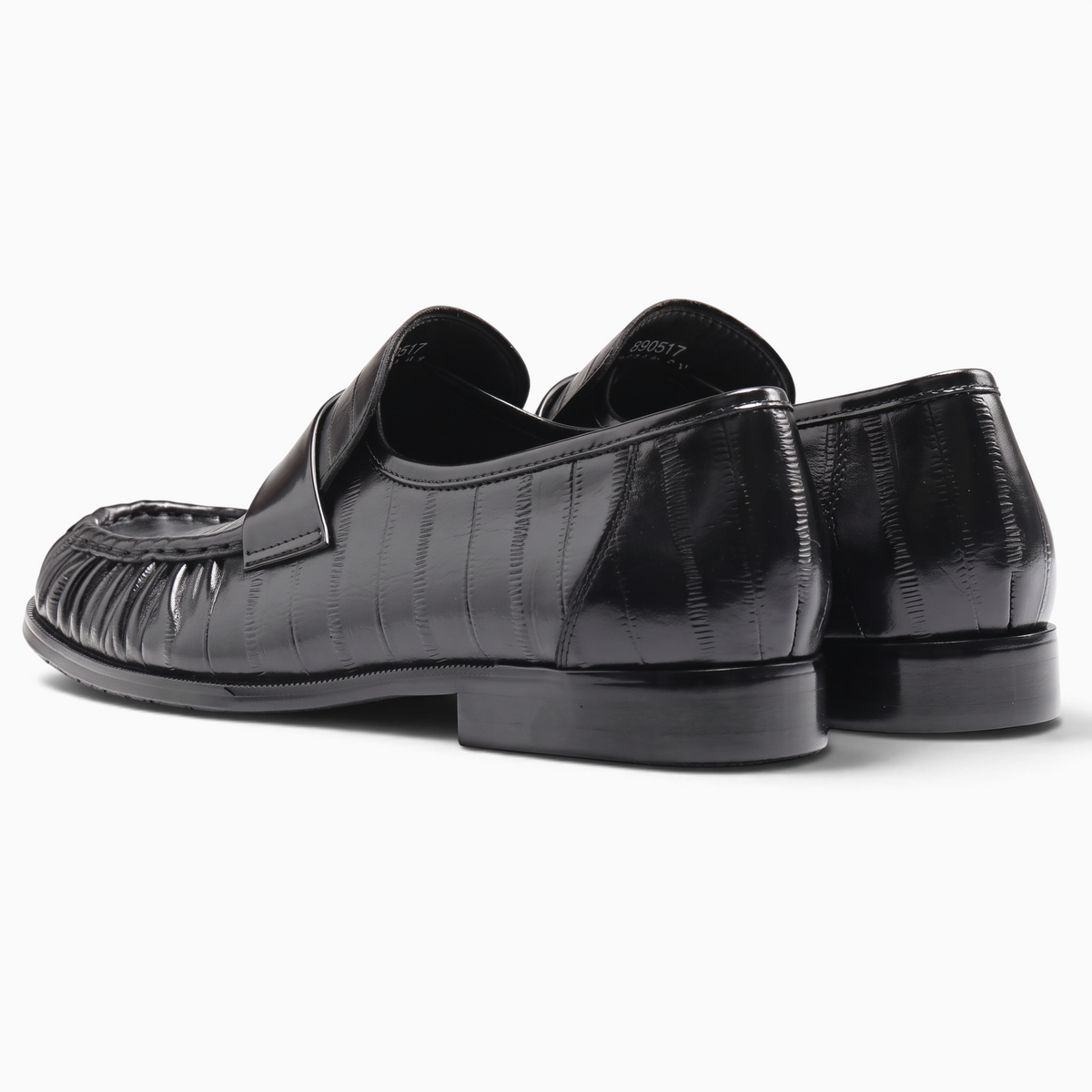 Mocassin Paris homme en cuir noir avec motif texturé et semelle en caoutchouc, vue arrière sous un angle élégant.