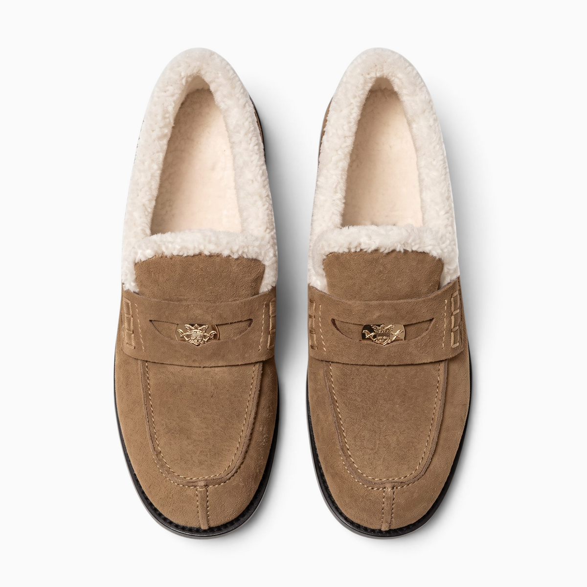 Mocassin Paris femme en daim marron avec doublure en laine de mouton blanche et détail métallique doré