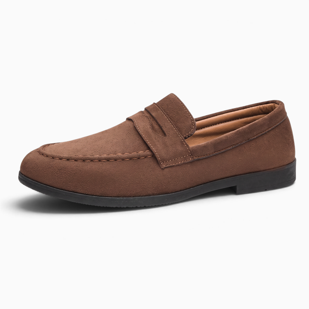 Mocassin Paris homme en daim marron souple avec semelle en caoutchouc pour un style habillé et décontracté