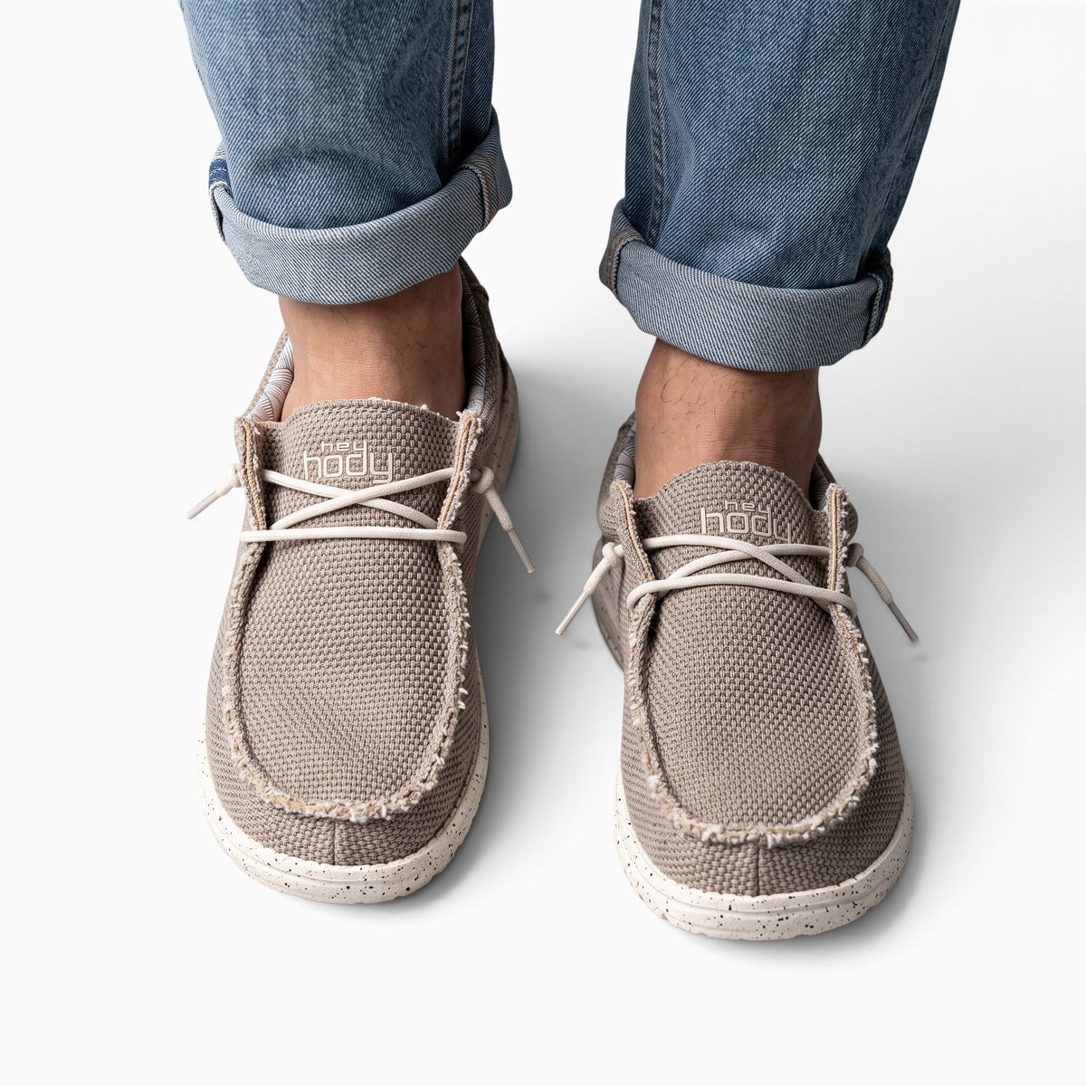 Mocassin Paris homme en toile beige à semelle souple mouchetée porté avec un jean bleu pour un style décontracté
