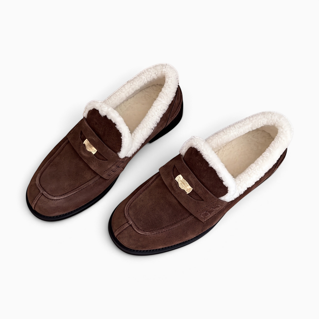 Mocassin Paris femme en daim marron avec doublure en laine de mouton blanche et détail métallique doré